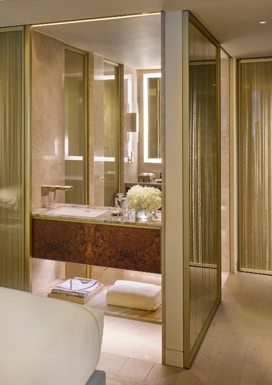 Deluxe Room King or Twin - Image 3