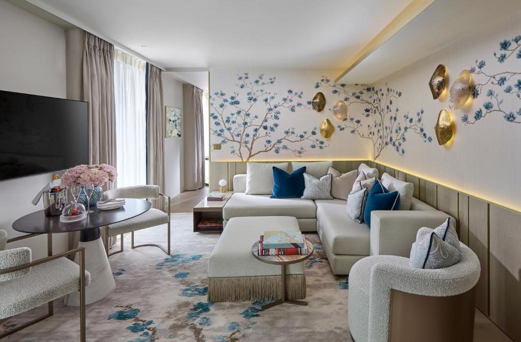 Deluxe Suite King or Twin - Image 2