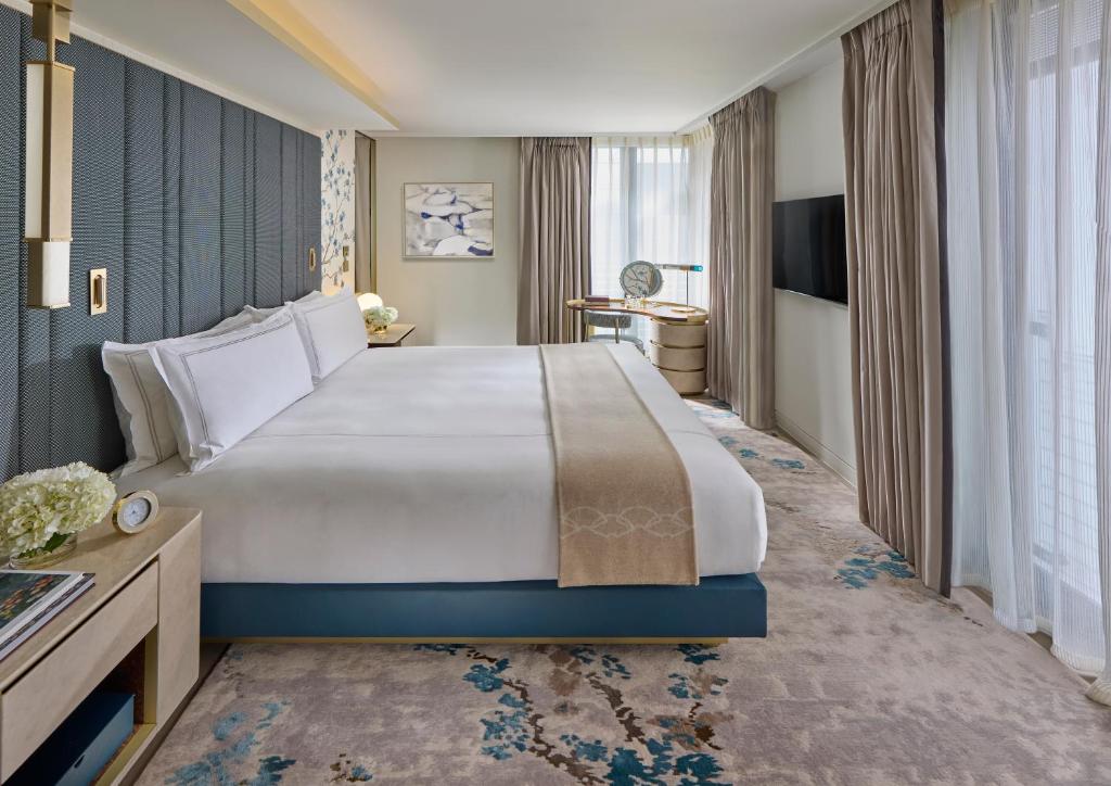 Deluxe Suite King or Twin - Image 3