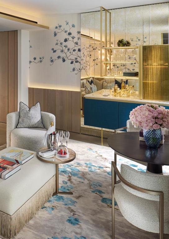 Deluxe Suite King or Twin - Image 4
