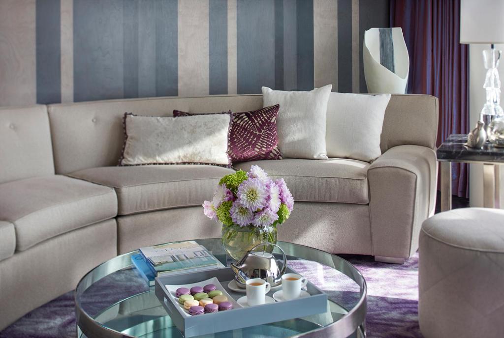 Premier King Suite with Central Park View - Image 2