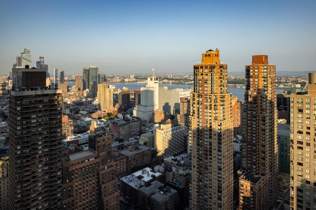 Twin Room with Hudson River View - Image 5