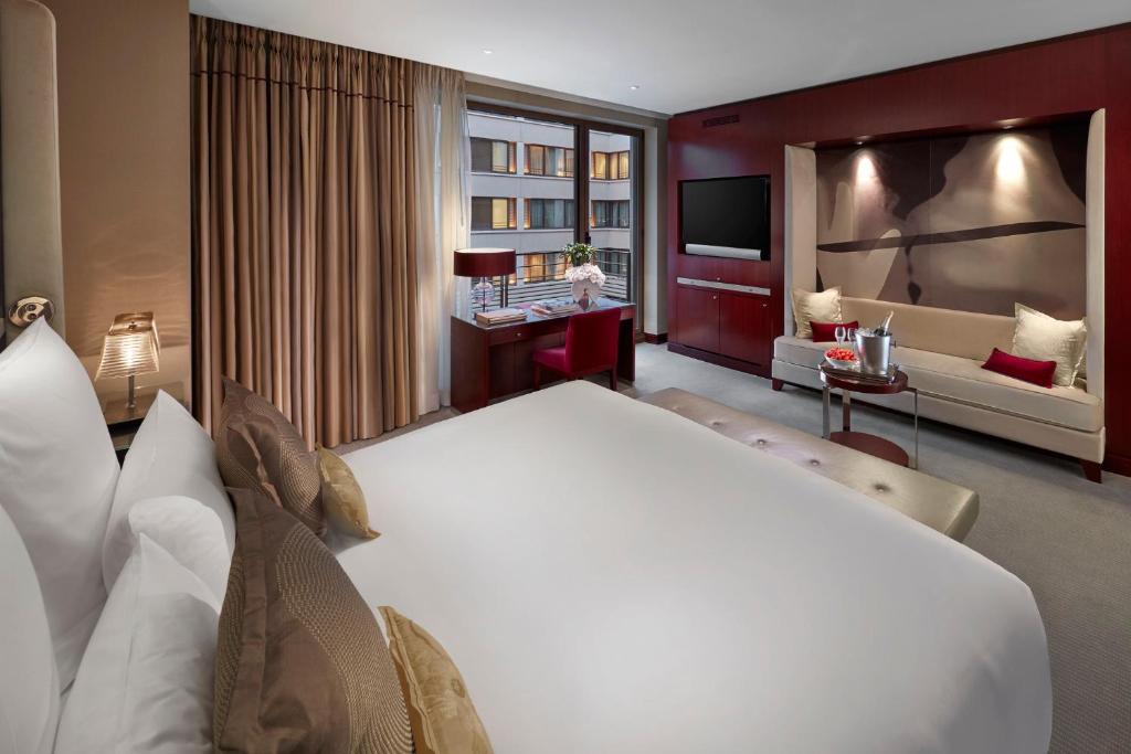 Deluxe King Room - Image 3