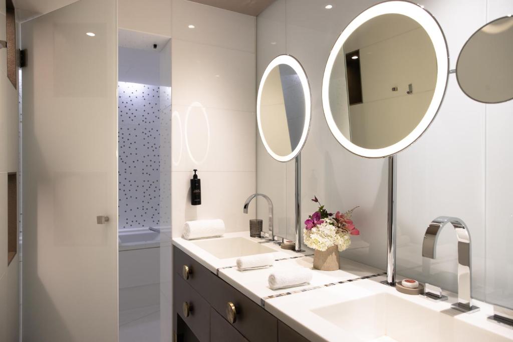 Deluxe King Room - Image 6