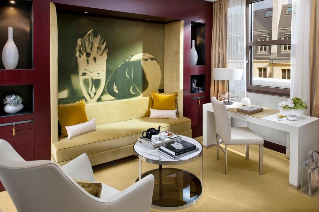 Deluxe Suite - Image 11