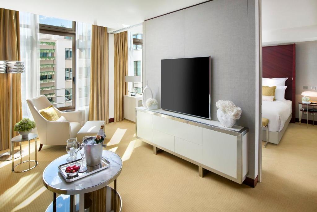 Deluxe Suite - Image 6