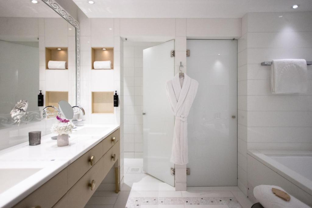 Deluxe Suite - Image 7