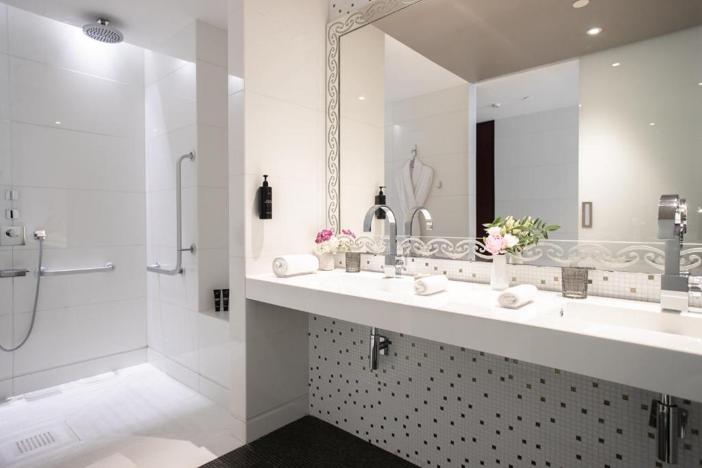 Deluxe Suite - Image 8