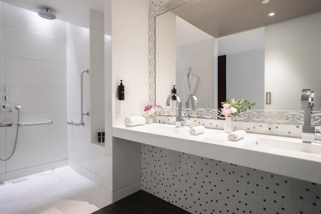 Deluxe Twin Room - Image 1