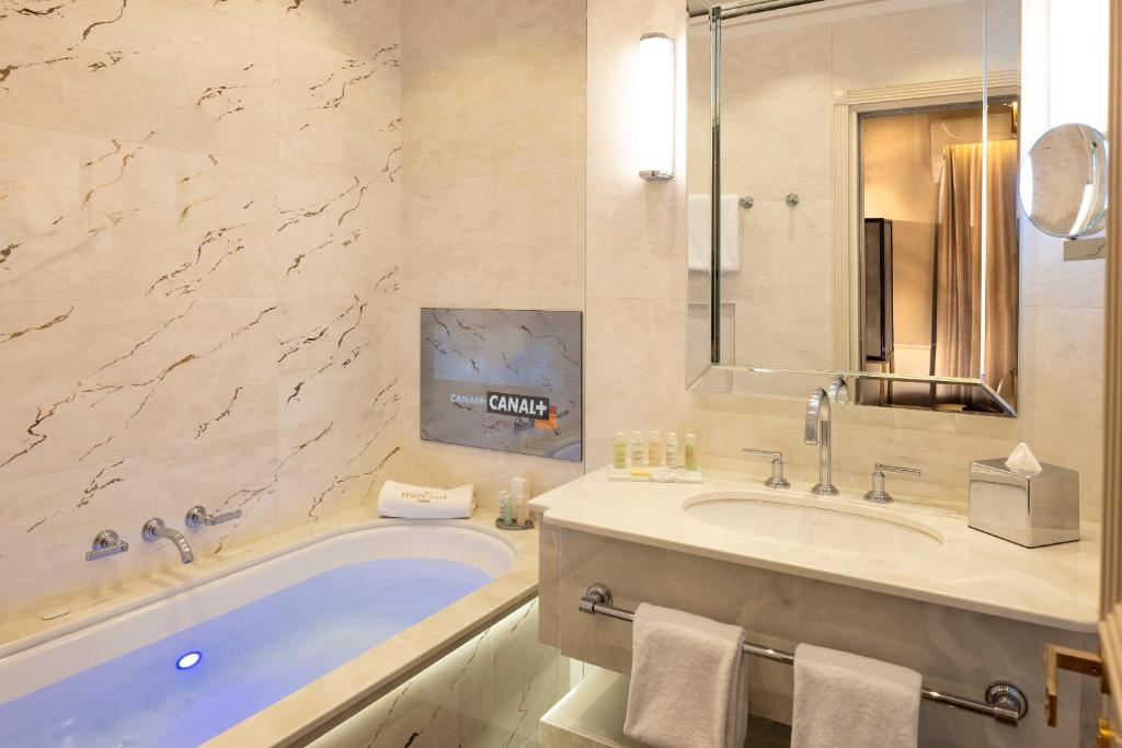 Junior Suite Top Floor - Image 2