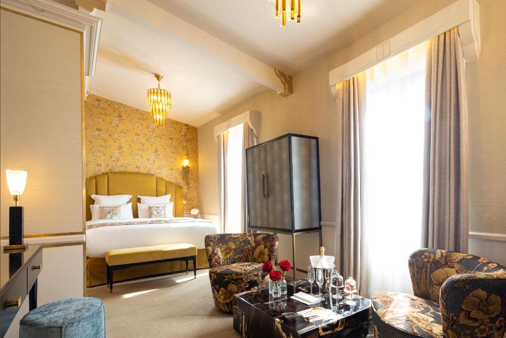 Junior Suite Top Floor - Image 4