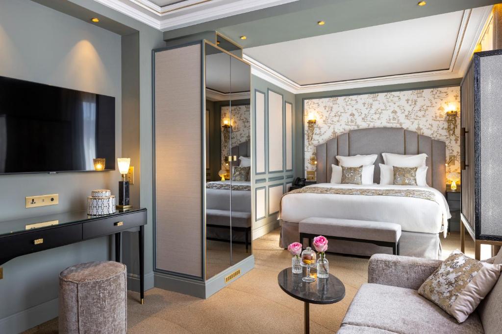 Junior Suite with Balcony - Image 2