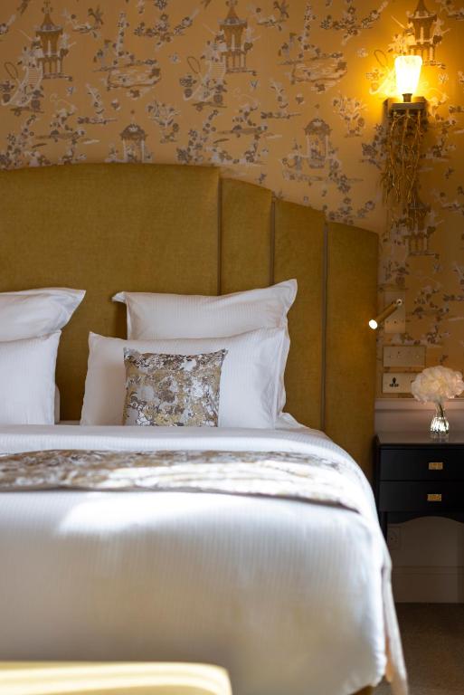 Premium Double Room with Balcony - Image 1