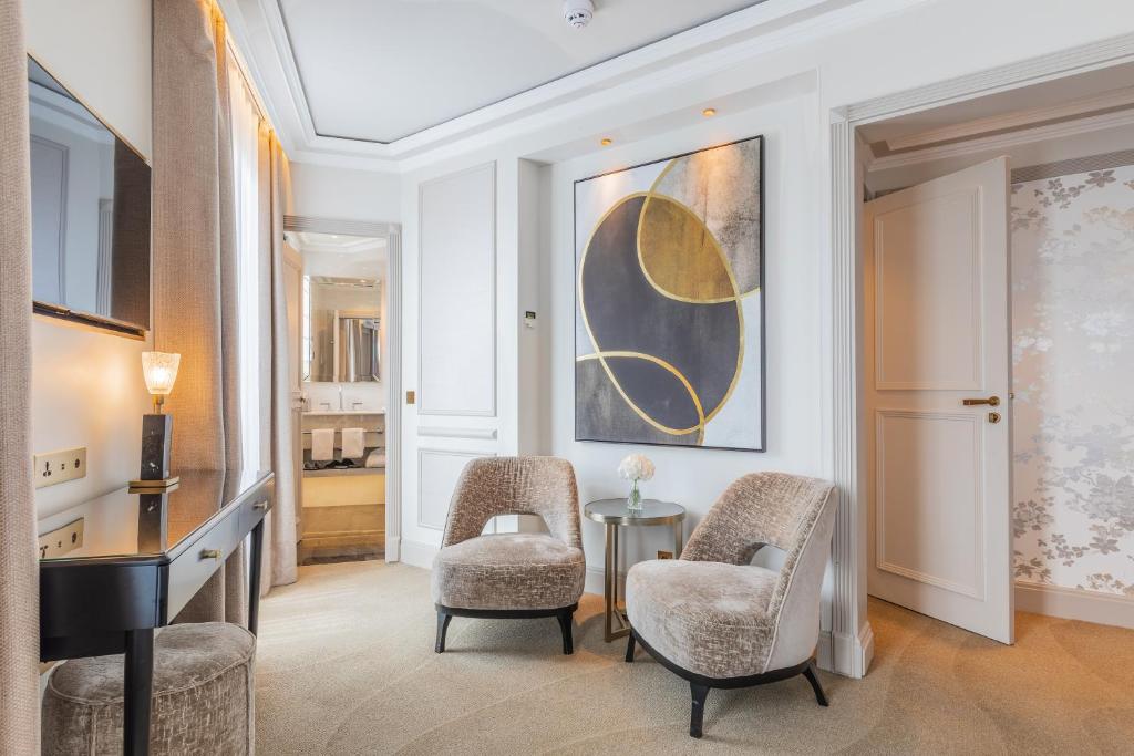 Premium Double Room with Balcony - Image 2