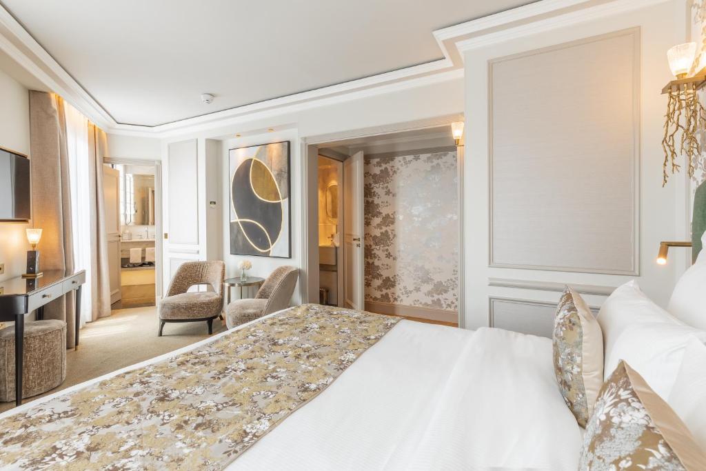 Premium Double Room with Balcony - Image 3