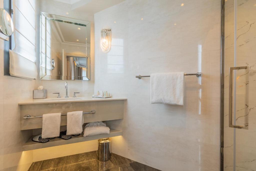 Premium Room Top Floor - Image 6