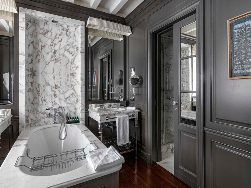 Executive Suite - Image 9