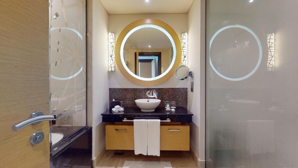 One Bedroom Apartment, Burj Khalifa and Skyline View - Image 4