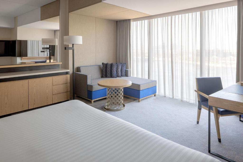 Deluxe King Room with City View - Image 5