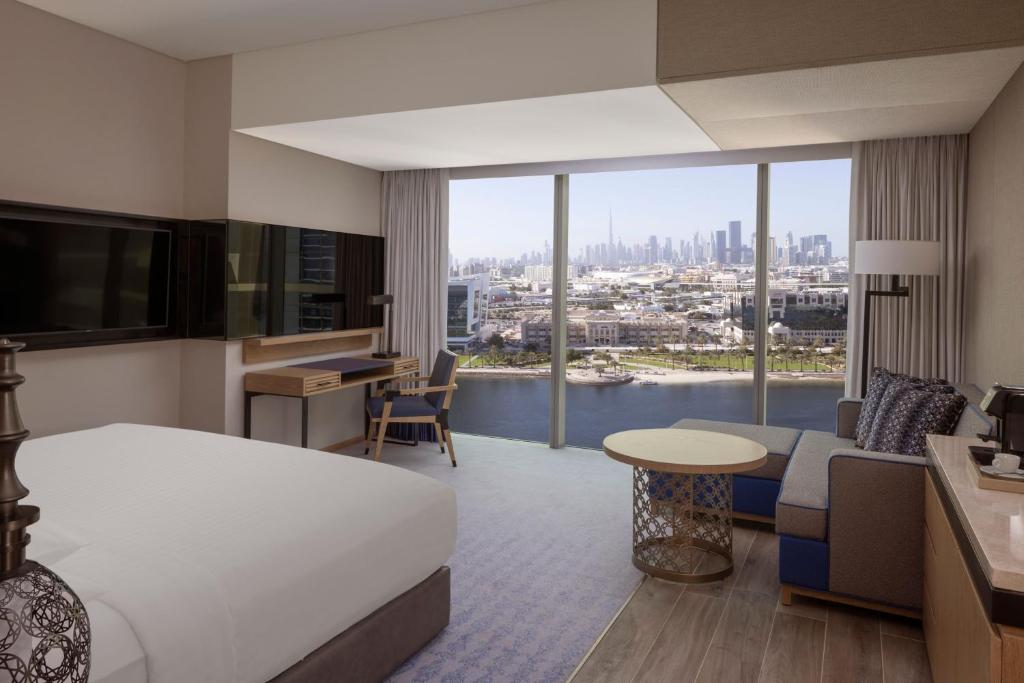 Deluxe King Room with Creek View - Image 2