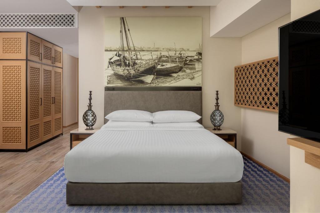 Deluxe King Room with Creek View - Image 3
