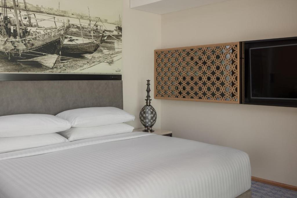Deluxe King Room with Creek View - Image 4