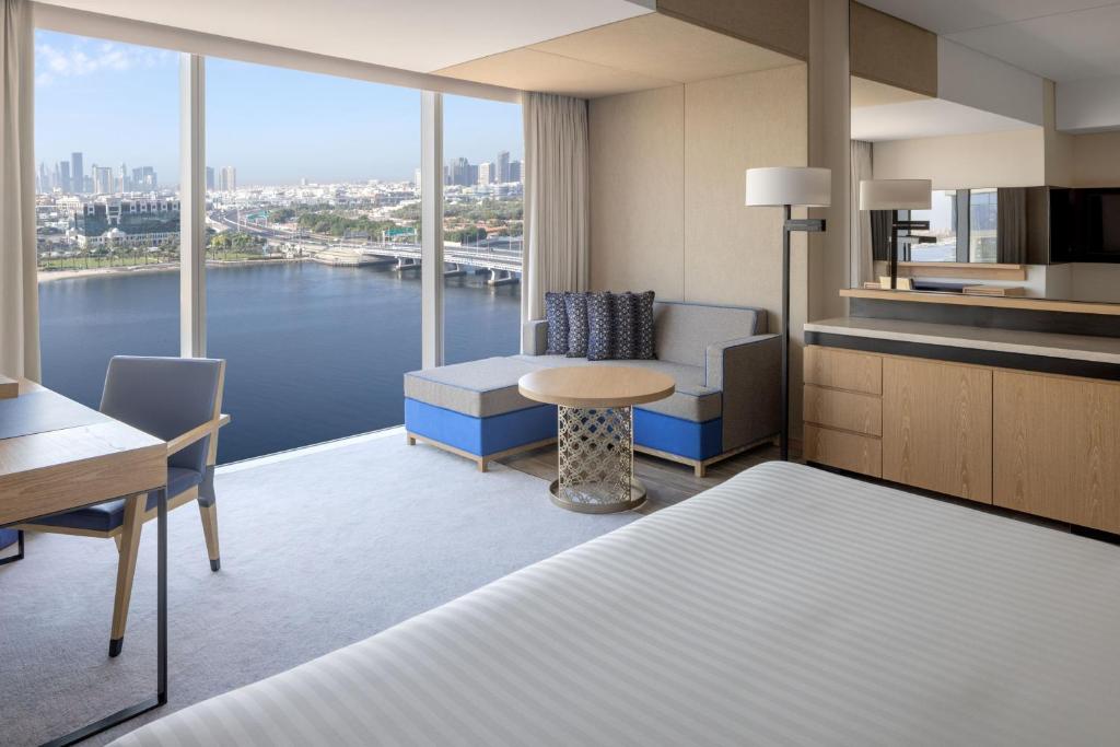 Deluxe King Room with Creek View - Image 5