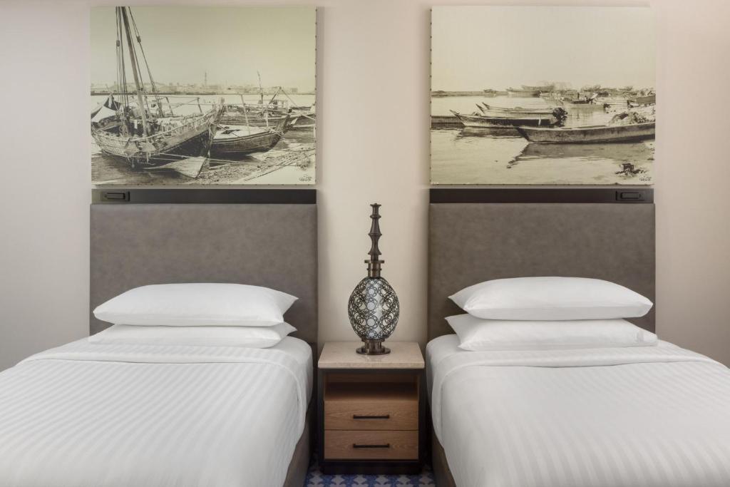 Deluxe Twin Room with City View - Image 3