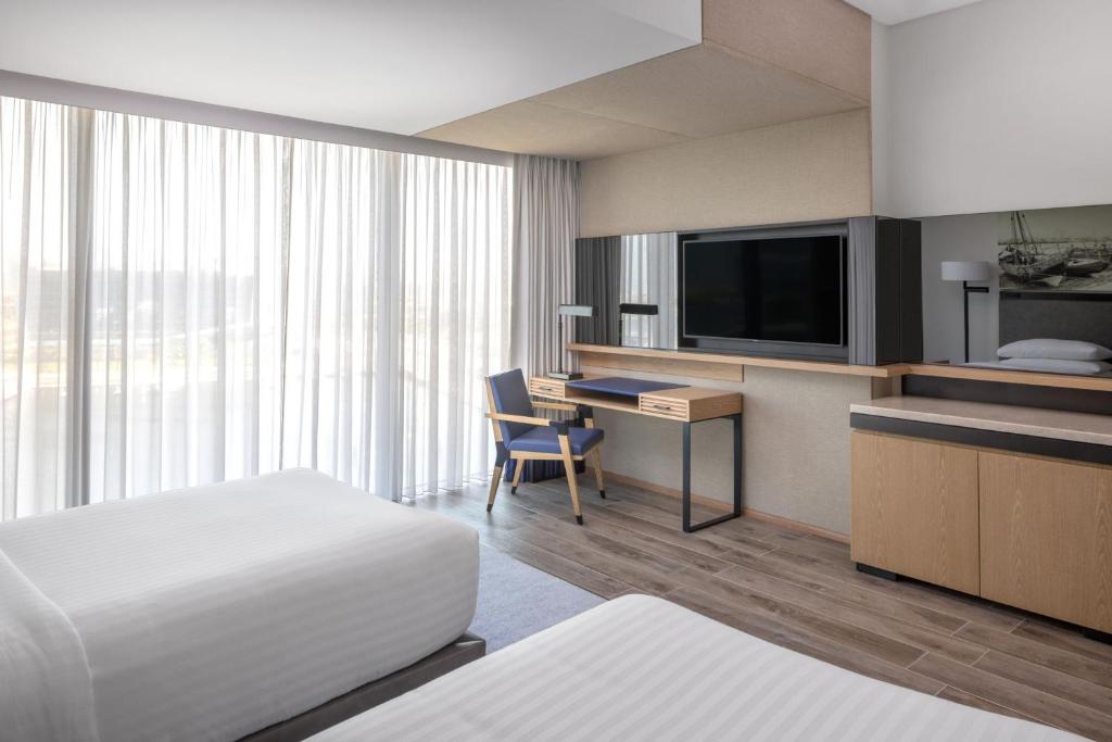Deluxe Twin Room with City View - Image 4