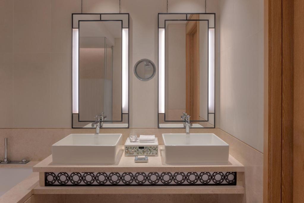 Deluxe Twin Room with City View - Image 5