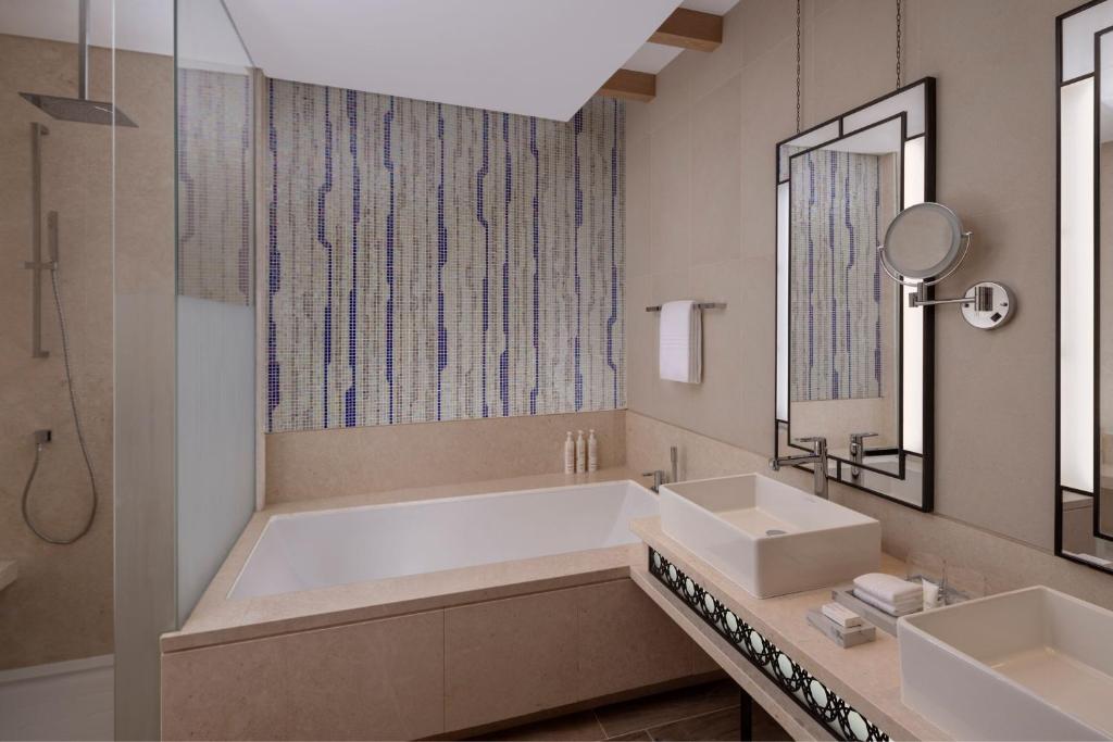 Deluxe Twin Room with Creek View - Image 2
