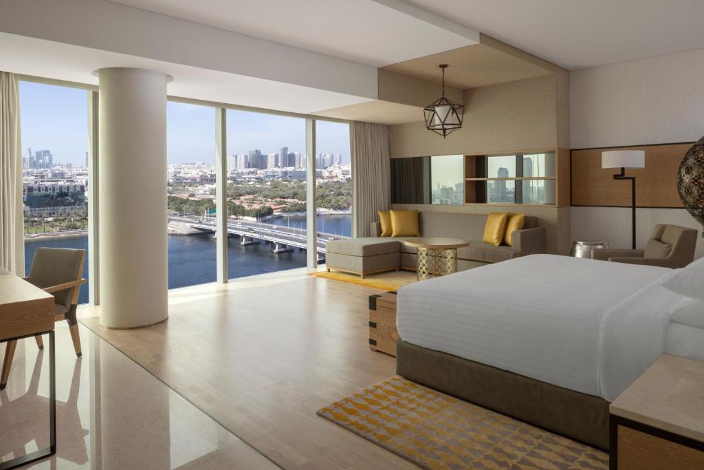 M Club King Room High Floor - Image 1