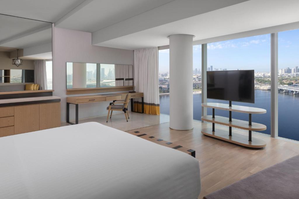 M Club King Room High Floor - Image 4