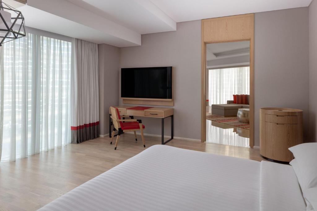 One-Bedroom Suite City View - Image 4
