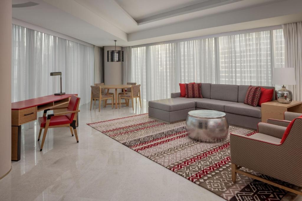 One-Bedroom Suite City View - Image 5