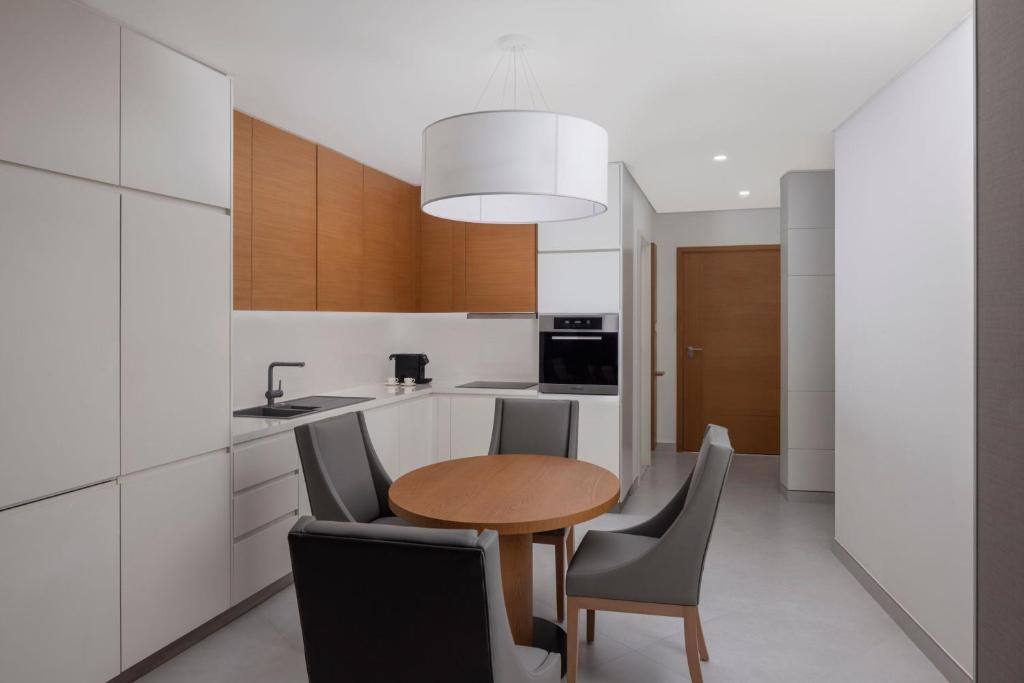 Two-Bedroom Apartment with One King and Two Twin Beds - Image 2