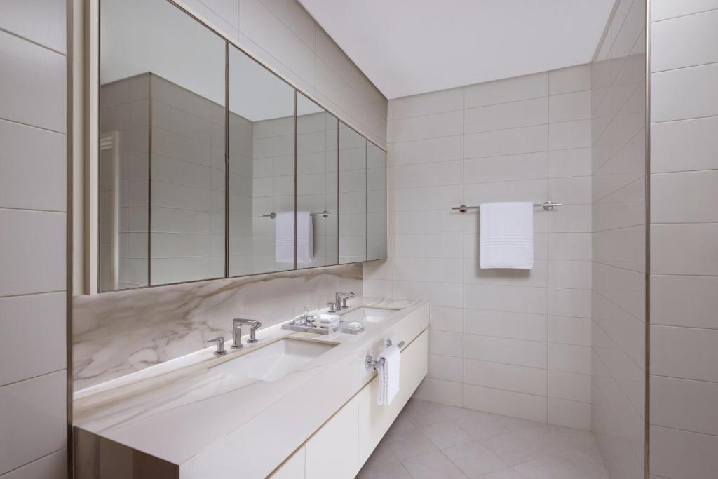 Two-Bedroom Apartment with One King and Two Twin Beds - Image 5