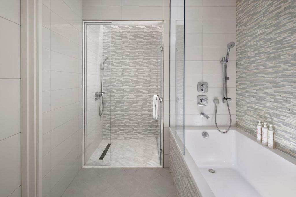 Two-Bedroom Apartment with One King and Two Twin Beds - Image 6