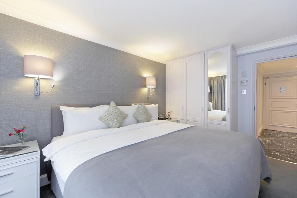 Executive One-Bedroom Apartment - Image 10