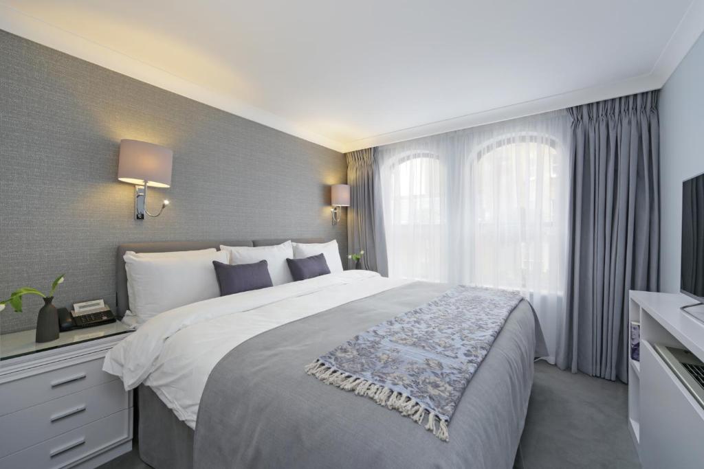 Executive One-Bedroom Apartment - Image 14