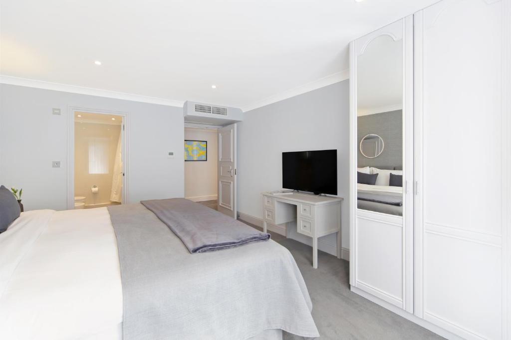 Executive Three-Bedroom Apartment - Image 12