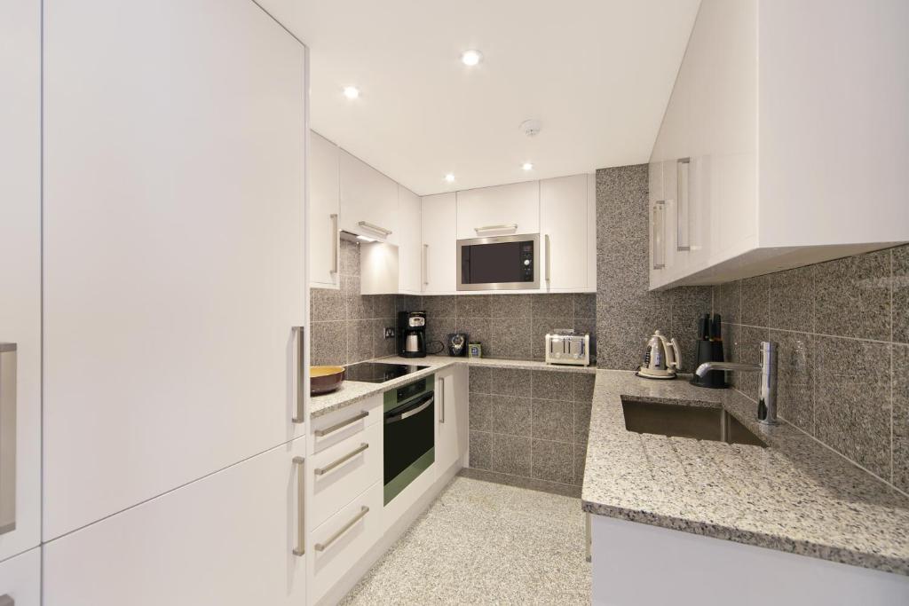 Executive Three-Bedroom Apartment - Image 4