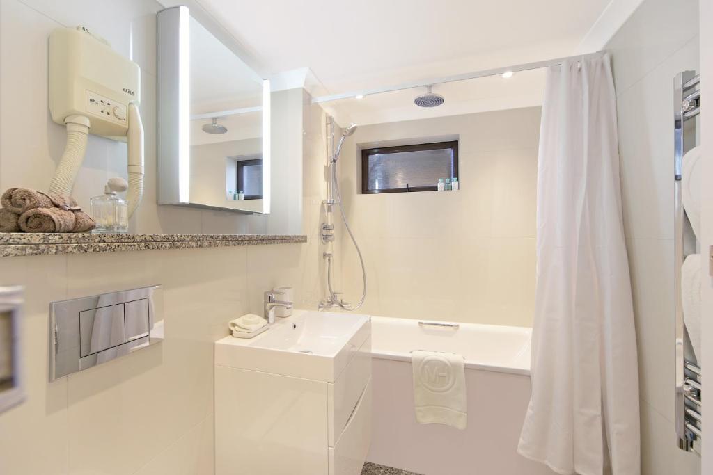 Executive Three-Bedroom Apartment - Image 7