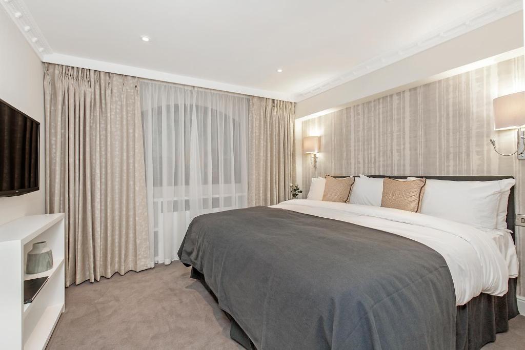 Executive Two-Bedroom Apartment - Image 11