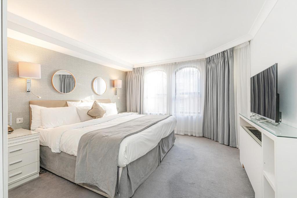 Executive Two-Bedroom Apartment - Image 13