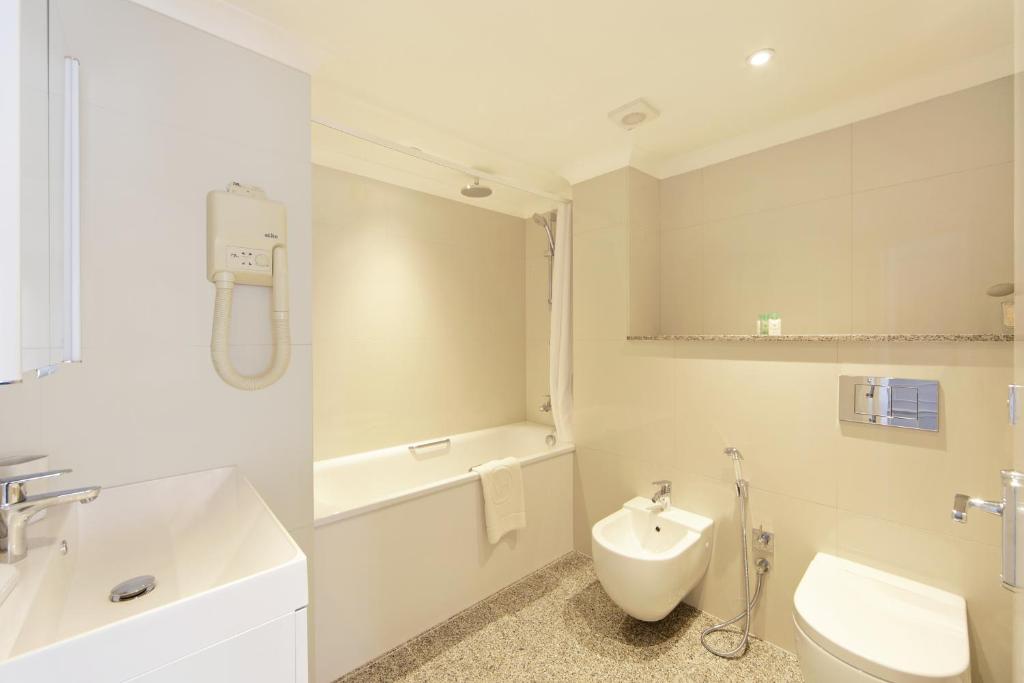 Executive Two-Bedroom Apartment - Image 2