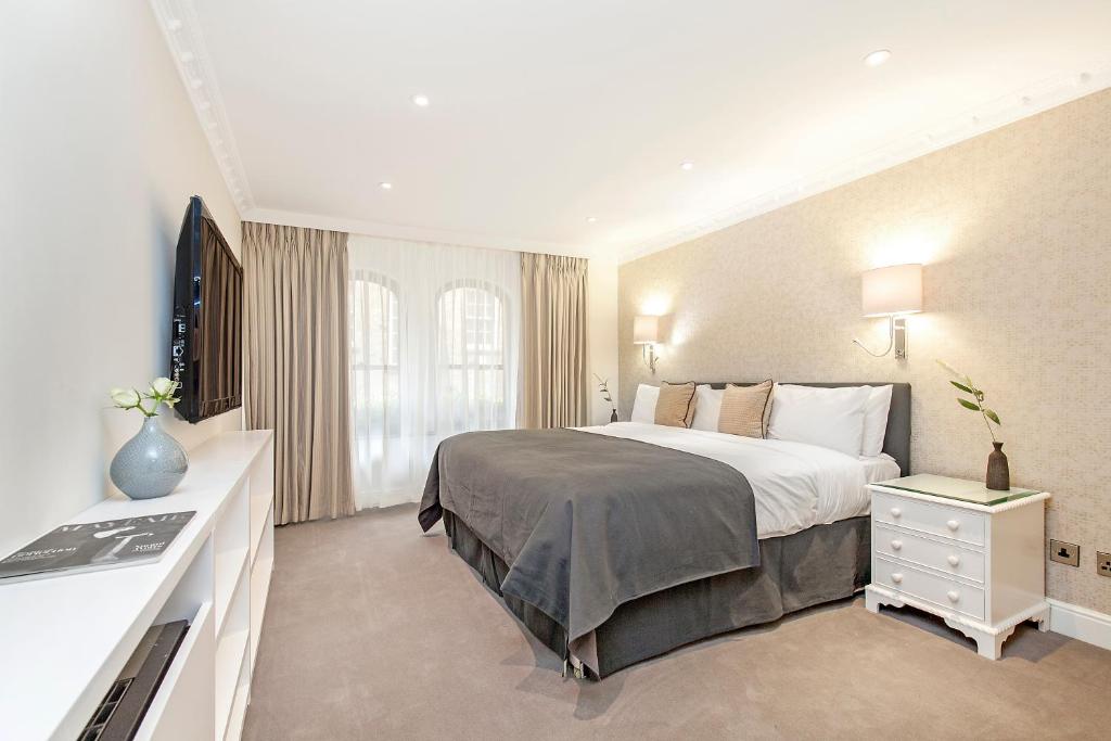 Luxury One-Bedroom Apartment - Image 1