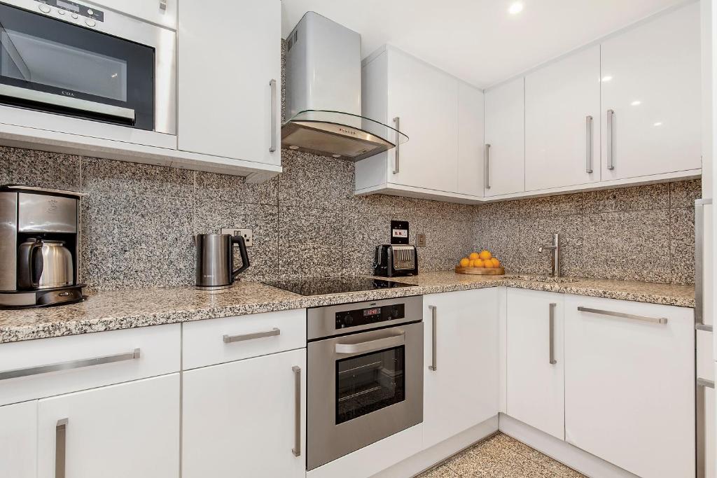 Luxury One-Bedroom Apartment - Image 4