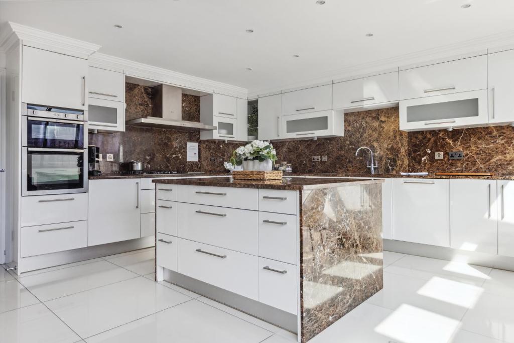 Penthouse Apartment - Image 11