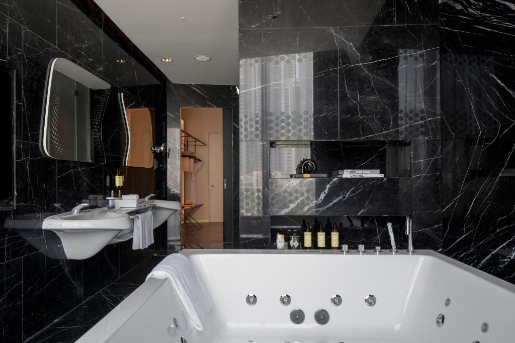 2 Bedroom Ultimate ME + Suite with Lounge and Jacuzzi - Image 12